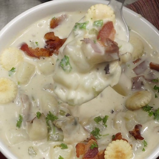 THICK and CREAMY NEW ENGLAND CLAM CHOWDER...This chowder is comforting, filling and amazingly delicious! And is perfect anytime of year. Full recipe Here==>>http://butteryourbiscuit.com/new-england-clam-chowder/ | Butter Your Biscuit