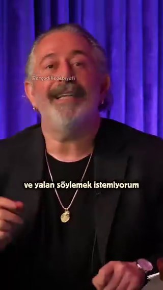 Cem Yılmaz, en kötü geçen sahnesini anlattı:“Bunca kariyerimde en kötü geçen oyunum, daha geçen sene buradaydı. Gösteriye çıktım, 20. dakika tansiyon düşüklüğü hissine kapıldım ve seyircinin %100 hissettiği: ne oluyor a**** koyayım adam, adam gitti ya.”