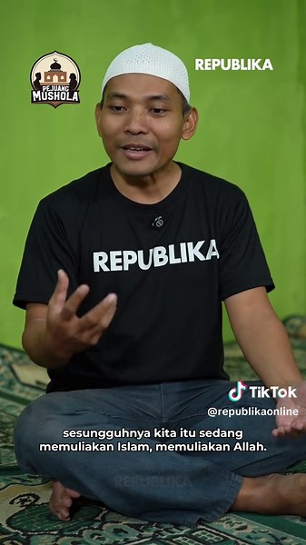 Pejuang Mushola kembali lagi bersih-bersih tempat ibadah di Desa Limus Nunggal, Kabupaten Bogor, Jawa Barat! Eits, ada yang spesial dari Pejuang Mushola kali ini di Mushola Al-Kautsar, lho! Soalnya enggak cuma bersih-bersih aja, tapi juga ada edukasi untuk warga sekitar tentang pentingnya menjaga kebersihan lingkungan. Karena kebersihan mushola, rumah, dan lingkungan penting banget dijaga agar wilayah kita nyaman dipakai untuk beraktivitas dan beribadah setiap harinya. Bersih musholanya, bersih 