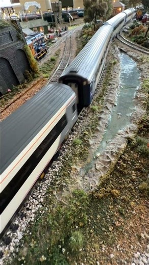 Class 43 HST-125 passes the stream on the incline.