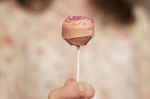 Cómo hacer bizcobolas o cake-pops de chocolate, receta para impresionar