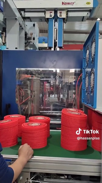 IML Bucket Manufacturing 🥰 Lid 4-cavity mould is testing with IML labelling robot system. #imlbucket #highspeedimm #yogurtcupiml #startyourownbusiness