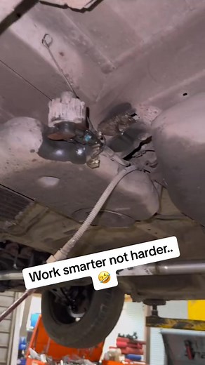 filling the eloys tank on a citroen dispatch #trending #dewalt #viral #eloys #psagroup #mechanic #mechaniclife #mechanictips #mechanicproblems | diydaly