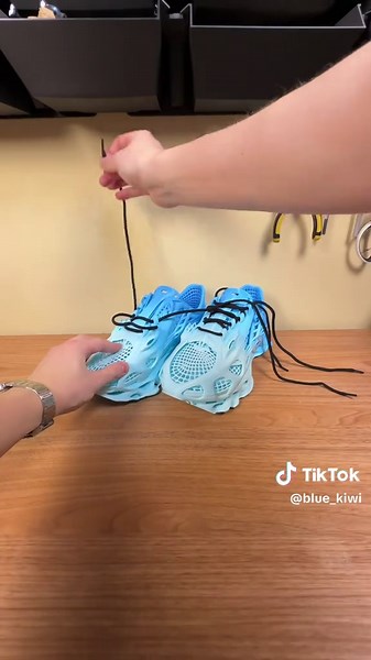 Nie przegap najniższych cen Bambu Lab! Sprawdź ofertę Black Friday tutaj: https://dada.link/mURXpk Buty z druku 3D? 👟 Sami byliśmy zaskoczeni, jak dobrze to wyszło! Wydrukowaliśmy je na Bambu Lab A1 z filamentu Bambu Lab TPU 90A, który jest dostępny w dwóch przepięknych gradientach. Jak na eksperyment z butami, efekt naprawdę robi wrażenie. Model z MakerWorld: Whaleberry od Cloudberry https://makerworld.com/models/1229146 #BambuLab #BambuLetsMakeIt #TPU #3DPrinting #BambuLabA1 @bambulab_officia