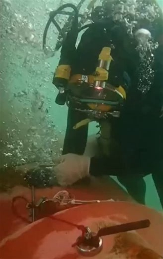 COMMERCIAL DIVING on Instagram: "Como fazer uma medição precisa do desgaste no eixo através do parafuso do Simplex no Stern Tube Durante uma inspeção de classe, a sociedade classificadora exige a medição do desgaste na vedação do Stern Tube. Normalmente, essa medição é feita durante a docagem. No entanto, se a vedação de popa instalada for adaptada para permitir tal medição, também é possível realizá-la com o navio ainda na água. Isso possibilita a execução de uma vistoria subaquática para fins 