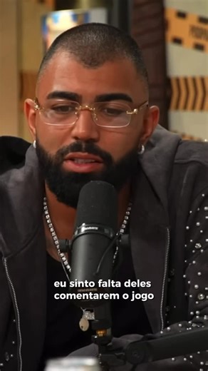 LendoJogo | Caique Telles on Instagram: "Chega a ser triste que, em 2025, a cobrança ainda seja pelo mínimo: falar do jogo . O que deveria ser o básico, o padrão, é de fato raro no debate sobre o futebol brasileiro . Poucos tem a paciência e a capacidade para elaborar uma resposta maior do que três linhas ou um minuto. Sedentos apenas por vender, o futebol é mais explorado pelos números que rende do que pelo potencial que tem . Somos extremamente exigentes em relação a cobranças ao futebol que t