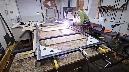 Create an XXL Oak Bar Table – Achieve Power and Luxury on a Budget with This Simple Guide