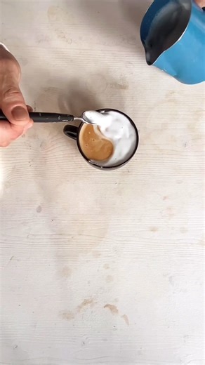 Yin & Yang Coffee - Barista Latte Art with Dallmayr Kaffee