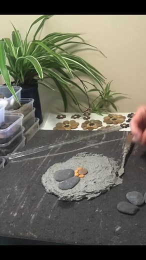 Making another floral mosaic stepping stone.#mosaic #mosaicprocess #mosaicgardenart #steppingstone #mosaicsteppingstone