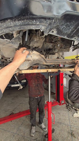 سر "الحرفة" والراحة أسفل السيارة: لماذا يعتبر Le Vérin de Fosse ضرورياً في ورشة Scan Auto Expert؟ 🛠️