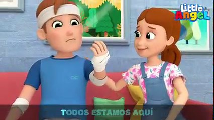 Papá a veces puede ser un poco torpe y puede lastimarse y hacerse un boo boo. Observa cómo la familia se une para ayudar al papá. ¡Aprende y disfruta con todos nuestros divertidos videos de muñecos infantiles para niños! | Little Angel - Español