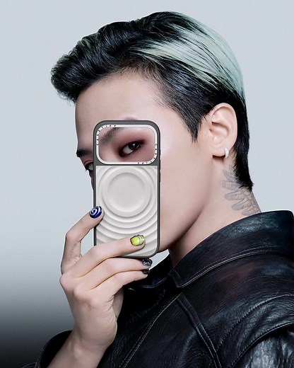 WELCOMING G-DRAGON 15周年の節目に、CASETiFY初のグローバル iCONとしてG-DRAGON を迎え、大胆な創造性、カルチャーが交差していく新たな章が始まる。 型にはまらない、新たなスタンダード CHROMATICコレクション。 アイコニックなデザインに、大胆な再解釈。アルミニウムの質感が際立つメタル ウェーブケースが登場。 🗓️1月26日、公式オンラインと全国のCASETiFY STUDiOにて。 #GDRAGON #GDRAGONCASETiFY #CASETiFY #CASETiFY15for15