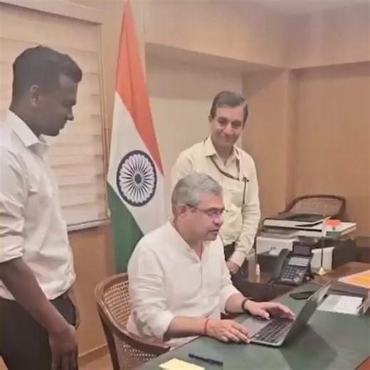 Union Minister Ashwini Vaishnaw has moved to Zoho, India’s homegrown platform for documents, spreadsheets, and presentations. He encourages everyone to support PM Narendra Modi’s call for Swadeshi by adopting indigenous products and services. #Swadeshi #MadeInIndia #Zoho #DigitalIndia #IndianInnovation #PMModi #TechForIndia #IndigenousTech #TV9Gujarati | TV9 Gujarati