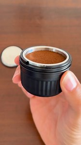 Enjoy the comfort of a creamy espresso ☕️ wherever you are, at work, in the great outdoors, or even at home. Evergreen's Nomaduo is a portable, self-heating coffee maker that you can take with you wherever you go. It's compatible with Nespresso capsules, but also with ground coffee, which is more economical and environmentally friendly. It's perfect for hiking, road trips or simply enjoying a good espresso at work. With 19 bars of pressure, it makes an espresso equivalent to that of a convention