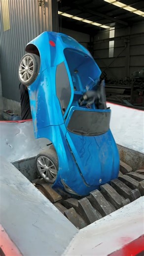 😱 बच्ची की बड़ी CAR मशीन में डाल दी! आगे जो हुआ… #shorts #ytshorts #shortsfeed #carcrashes #toycars