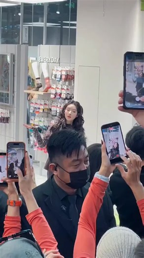 Wang Yuwen Shines at Smartwool Event in Beijing