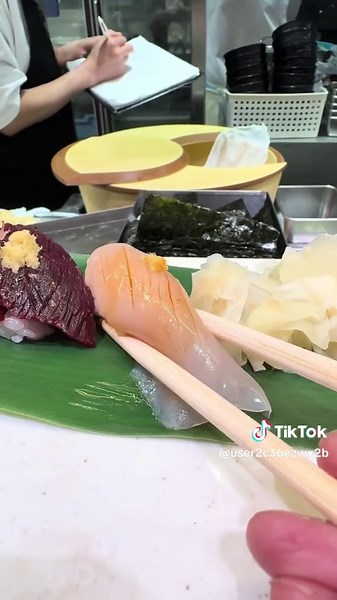 朝の立ち食い寿司。 ビールを一杯だけ。 イカ耳、くじら、ホタルイカ。 マグロにたらこ、ゲソ。 最後はあら汁。 サクッと食って、帰る。 #立ち食い寿司#モーニングビール #寿司#ひとり飯#