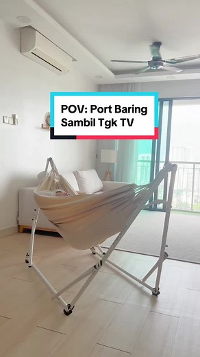 ‘Hammock Stand’ nie dual function tau. Boleh set up utk duduk & baring. Kalinie Effa set up utk baring. Bolehlah baring sambil tengok TV kan. Santai2 gtue! ‘Hammock Stand’ nie nak set up pun senang sgt. Tak sampi 5minit dah siap! Nak angkat pindah mana2 pun senang sbb tak berat. Sesuai utk indoor & outdoor. Design pn simple & minimalist gtue! Paling penting KUKUH uols! #simpledecobyeffa #houseoftiktok #housetourmalaysia #swingchair #livingroom #minimalisthome #mujihouse #cozyhome #aesthetic #hom
