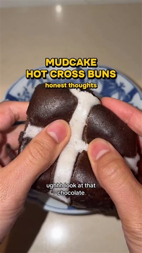 the ooooze 😮‍💨 mud cake hot cross buns for $5.50 at @woolworths_au 🍫 microwave for 15-20secs for optimum results #hotcrossbuns #woolworths #chocolate #foodreview #fyp Woolworths hot cross buns, woolies hot cross bun, Woolies mudcake, Easter, sydney food, supermarket, Woolies finds | Eunicexplores