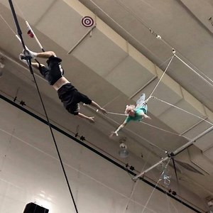 The evolution of a perfect penny roll. 🎪✨✨💪💪🎩 . . . . . . #pennyroll #flyingtrapeZe #circus #circuseverydamnday #tsny #tsnychicago #armory #chicagofun #chicagocircus #onthebar #trapeze #slomo #slomotricks | Get a Grip Trapeze Chicago