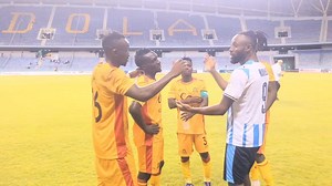 Fiston Mayele Interacting with Power Dynamos Players The Congolese hitman spent time with the Power Dynamos squad after Pyramids’ 1–0 CAF Champions League victory at Levy Mwanawasa Stadium in Ndola yesterday. 🙌🇨🇩🇿🇲 📹: Emmanuel The Soccer Brain | Football DNA