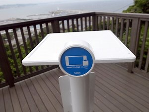 Fixed Camera Stands Help Tourists Snap Photos of Themselves