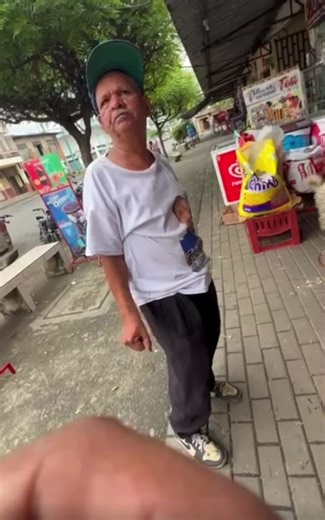 El es una persona con discapacidad del cantón Puebloviejo, Conocido como el “Primo” Muy querido por lo respetuoso que es, Siempre pide para comprarse algo de comer, El 24 de diciembre le alegramos el día comprándole dos mudas de ropa y un par de zapatos 🥹🙌🏽, Así como Dios nos Bendice hay que saber Bendecir 🙌🏽. #ayuda #viraltiktok #videostar #mundo