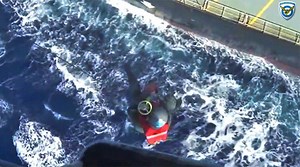 Amazing video of Super Puma rescue operation at Sea (video) - ProtoThema English
