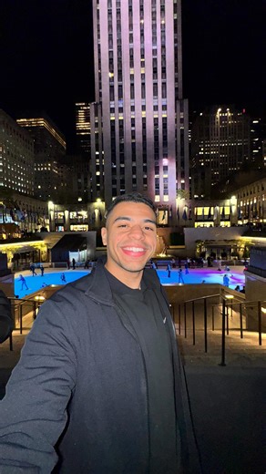 Yan Pedro | Hey Investidor on Instagram: "PewDiePie dominou o YouTube com mais de 100 milhões de inscritos e depois escolheu sair nos próprios termos. Em vez de correr atrás de números, ele se mudou para o Japão, passou a criar apenas quando se sente inspirado e provou que a paz importa mais do que a pressão constante do mundo online. Hoje, ele passa o tempo com a família, montando computadores, aprendendo novas habilidades e mergulhando na filosofia. Seus dias são preenchidos por treino, curios