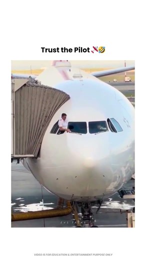 Pilot Cleans Airplane Window Before Takeoff 🤯