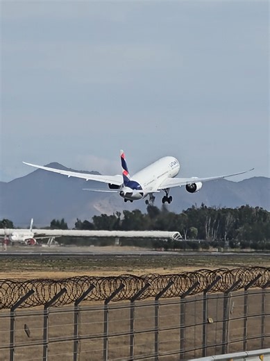 Boeing 787-9 Dreamliner Takeoff from Santiago to Sao Paulo