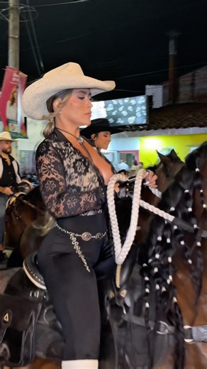 One of the most beautiful women from Valle, riding her horse with mastery.