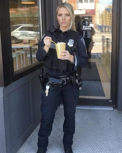 Break time! Do you like ice cream??🍦 #icecream #cosplayer #icecreamday