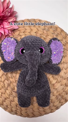𝐄𝐯𝐚𝐧 𝐝𝐞 𝐨𝐥𝐢𝐟𝐚𝐧𝐭 🩶 Dit is Evan! Een lieve en schattige olifant! 🐘 Ik mocht dit leuke patroon testen en het was een feestje om hem te maken 😃 Een leuk en duidelijk patroon. Dit patroon is van @fluffies_crochet_ en onderdeel van een Safari bundel en bestaat ook nog uit een giraffe 🦒 en zebra 🦓 😄 (Je kan elk patroon ook los kopen) Vanaf vandaag verkrijgbaar! 𝐄𝐯𝐚𝐧 𝐭𝐡𝐞 𝐞𝐥𝐞𝐩𝐡𝐚𝐧𝐭 🩶 This is Evan! A sweet and adorable elephant! 🐘 I got to test this fun pattern and it wa