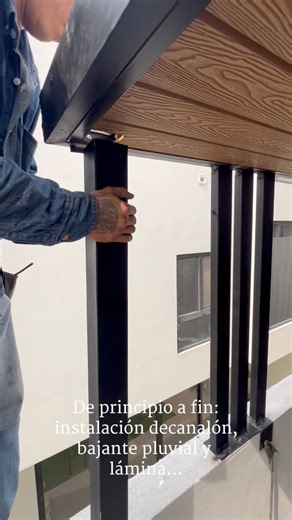 🔧💧 De principio a fin: instalación de canalón, bajante pluvial y lámina… todo para un techo con deck funcional y duradero. En este proyecto cuidamos cada etapa del proceso para garantizar un techo que no solo luzca bien, sino que también proteja, drene correctamente el agua y resista el paso del tiempo. ✅ Canalón bien instalado para evitar escurrimientos ✅ Bajante pluvial eficiente ✅ Lámina colocada con precisión ✅ Techo terminado con acabado profesional 👉 Mira el proceso completo en el reel