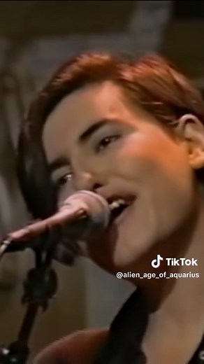 Elastica - Connection: A Britpop Classic from the 90s