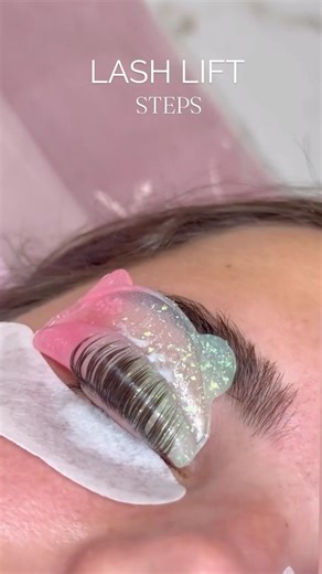 DES MOINES LASHES|BROWS|FACIALS|TRAINING on Instagram: "✨LASH LIFT STEPS✨ Step-by-step perfection. Watch the magic of a Lash Lift where every detail matters for that perfect curl and lift. #LashLove #LashLiftPro #desmoinesiowa #desmoineslashes #lashlovebeautybar #iowalashes #lashlove #lashlift #lashlifttraining #lashliftandtint #lashliftsteps #lashliftcourse #lashlifttrainer #lashloftartist #mineralboostlashlift"