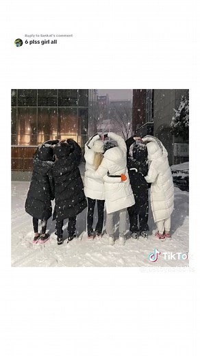 Group of 6 Friends Pose Ideas with Friendship Goals