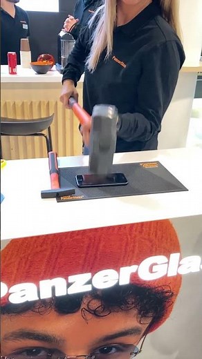 Panzer Glass mostrando lo Resistentes que son sus Protectores de Pantalla #shorts