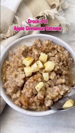 Crockpot Apple Cinnamon Oatmeal #slowcooker #crockpot #oatmeal