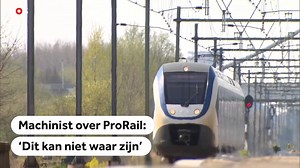 Gescheurde spijkerjasjes en kapotte broeken moeten jongeren wijzen op de gevaren rondom het spoor. Machinisten zijn niet blij met de schokkende campagne van ProRail. "Ik heb 5 keer een aanrijding meegemaakt. Daar zitten emoties aan vast." → nos.nl/l/2279180 | NOS
