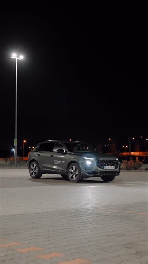 Audi Szczecin on Instagram: "Nowe Audi Q3 wyznacza nowy standard oświetlenia, dzięki cyfrowym reflektorom Matrix LED z technologią micro-LED światło działa jak inteligentny projektor: ✨ dynamicznie dopasowuje się do sytuacji na drodze ✨ pomaga utrzymać auto na środku pasa ✨ sygnalizuje zamiar zmiany pasa innym kierowcom ✨ zwiększa bezpieczeństwo po zmroku i w trudnych warunkach Każdy z 25 600 mikro-LED-ów jest sterowany osobno, co daje precyzyjne, kontrastowe i nieoślepiające światło, dokładnie 