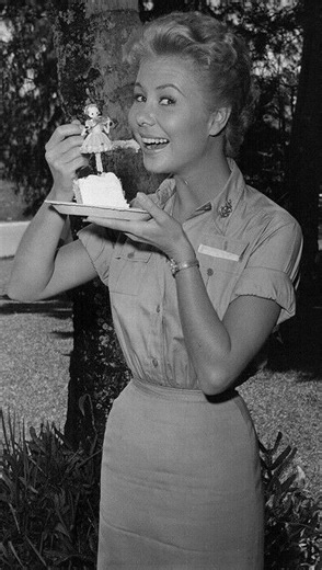 Fave Musical Clips 🎶 on Instagram: "Remembering Mitzi Gaynor on the 1 year anniversary of her passing 🙏🏻 I’m in Love with a Wonderful Guy (from the musical South Pacific) - Screen Test (1956) #mitzigaynor #southpacific #rodgersandhammerstein #screentest #classicfilm #classicmovies #musical #musicaltheatre #broadway #broadwaymusical #theatre #inmemory #inmemoriam #rip #restinpeace #icon #legend #dance #dancer #earworm #songoftheday #1956 #50s #1950s #fyp #fyppppppppppppppp