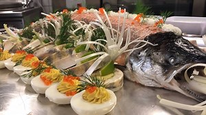 Der traditionelle Heringsschmaus läutet die Fastenzeit ein. Die SN waren bei den Vorbereitungen im Braurestaurant Imlauer dabei. Die ganze Geschichte dazu finden Sie unter www.sn.at/66705916 [SN Plus]. | Salzburger Nachrichten