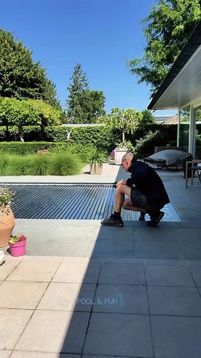 Een klant in Waregem belde me: “Stijn, mijn rolluik sluit niet goed meer. Het blijft haperen.” En inderdaad — het water stond net iets te hoog. Daardoor kan het rolluik niet meer mooi onder de boordsteen langs glijden. Het lijkt een detail, maar zoiets zorgt er wel voor dat de afdekking niet meer goed werkt. Altijd goed checken dus: zit je waterniveau niet ietsje te hoog? We komen dit vaker tegen, en het is makkelijk op te lossen. Zeker bij automatische bijvulsystemen die net iets te enthousiast