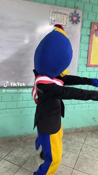 MÁQUINA MÁQUINA 🤖🔥 Pablo no solo baila… también está maquinando propuestas de calidad 😌💡💙💛 @Adriano Vl #fya10 #humor #fyp #novare #lista1