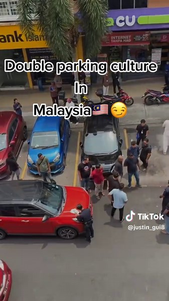 Double parking culture in Malaysia🇲🇾😏 #doubleparking #malaysia #culture #trending #malaysianupdate