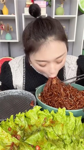 发10包,我吃的2包,细面也很劲道,辣酱偏咸口,甜味不明显,中辣,口感更中式,这款可以泡可以煮 #白象 #火鸡面 #短视频带货王