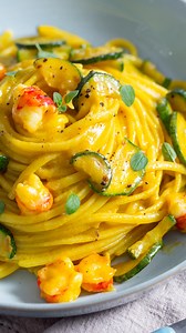 Zucchine, gamberi e zafferano 💚💛🍤 Le linguine di oggi di @manucookandrock ✨ Ingredienti: 320 gr linguine 300 gr zucchine 300 gr gamberi rossi 1 bustina di zafferano in polvere 1 scalogno (circa 50 gr) Q.b. olio evo Q.b. sale Q.b. pepe Q.b. maggiorana #giallozafferano #gz #linguine #zucchine #gamberi | Giallozafferano