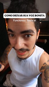 Entenda mais aqui na legenda. Comente MDC para aprender a cantar comigo no meu curso de canto, simples, divertido, leve e fácil. Sabe qual é o segredo pra ter uma voz bonita? É técnica. Pra cantar e falar com um timbre bonito você precisa ajustar sua técnica. Isso vai te fazer cantar muito melhor e mais fácil. Esses 2 exercícios vai tirar a tensão da sua garganta e colocar sua voz numa região mais bonita. Eu me chamo Ian Gonçalves. Sou cantor e professor de canto e aqui eu te ajudo a cantar melh